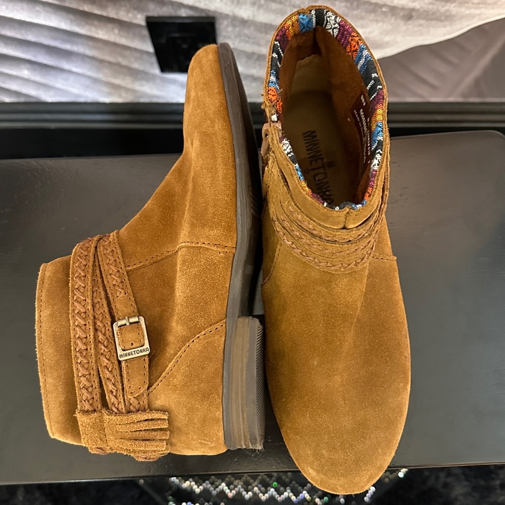 Minnetonka Suede Boots 8.5 Ankle Southwestern Flat Moccasin Shoe